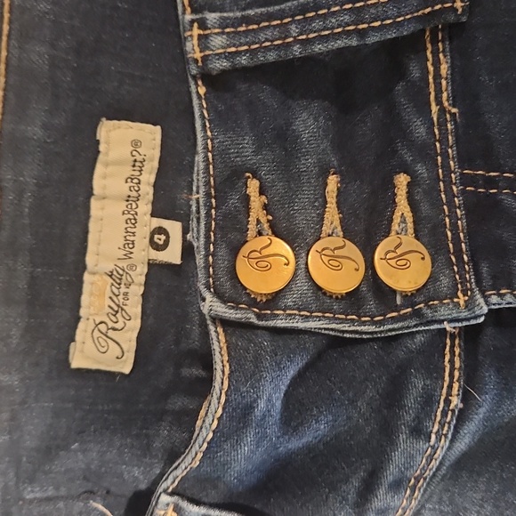 Royalty For Me - Women's Wannabettabutt Mid-Rise Capri - Picture 3 of 6